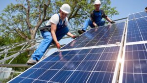 Trabajadores Instalando Páneles solares sobre una estructura metálica